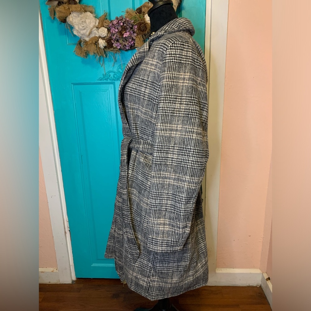 A new day Medium Plaid Belted Trench Black & Tan - Picture 4 of 7